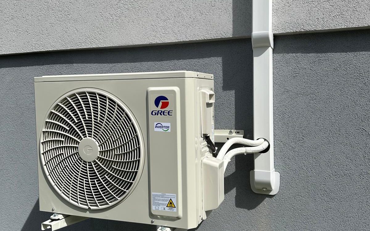 Climatiseur r&eacute;versible en &eacute;t&eacute; : comment garder un confort optimal sans exploser la facture ? 
